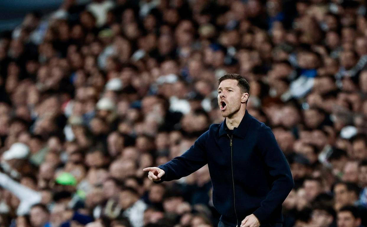 阿隆索赛后怒指裁判引发争议，球迷直言：你连给安帅提鞋都不配